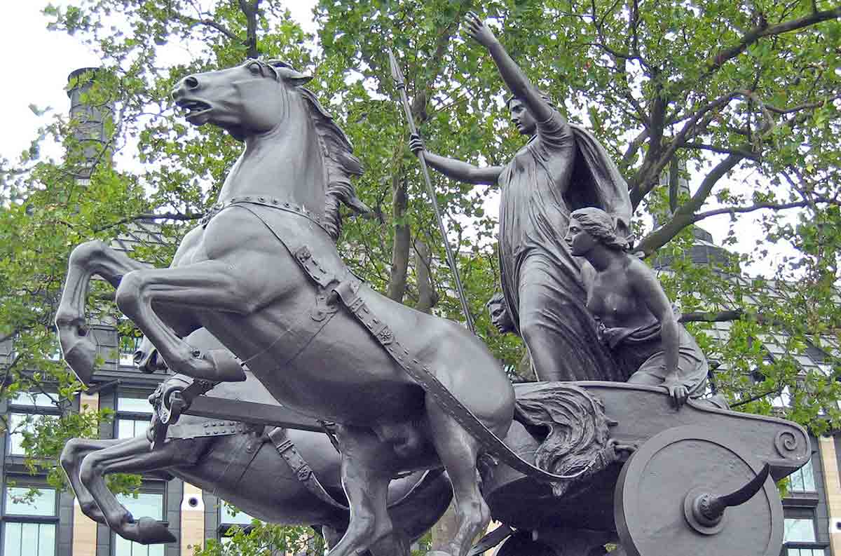 boudica chariot statue celtic women