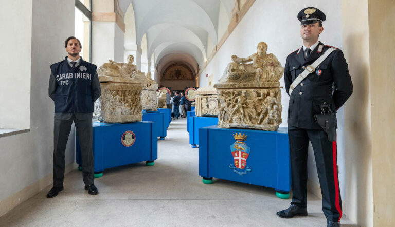 italian-police-tomb-raiders-etruscan-burial