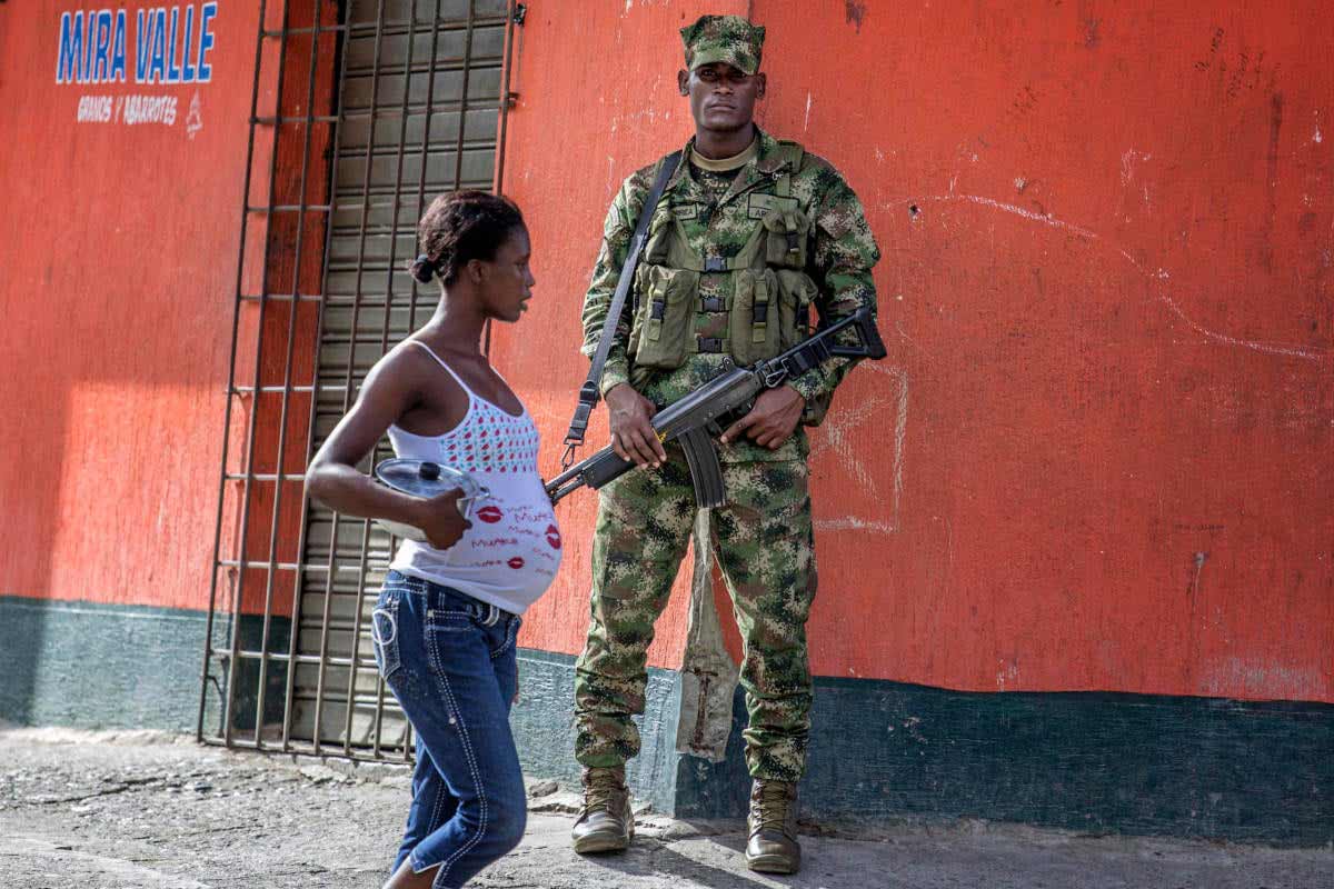 photo colombian soldier